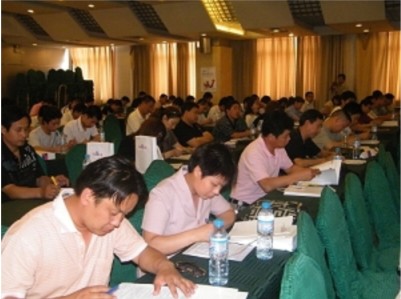 20090619172233客戶認真聆聽，并用筆記載著這精彩的內容 2